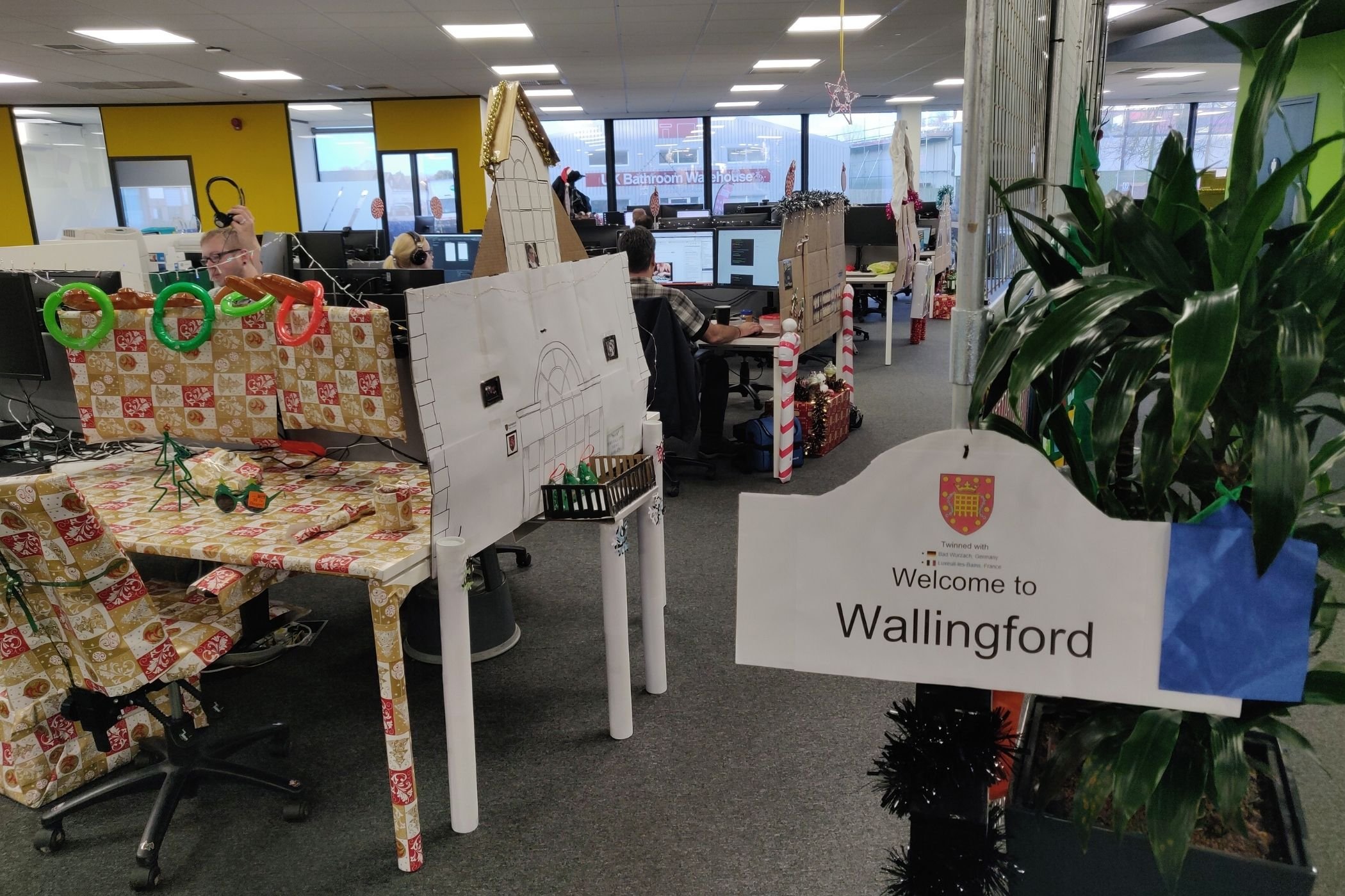 R&D Christmas decorating contest Staff Images